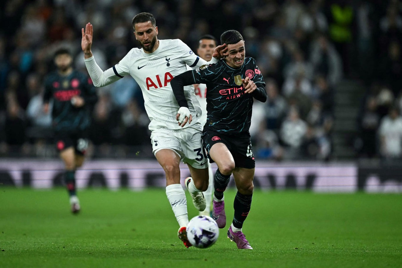 "Шаҳарликлар" "Шпорлар"га қарши, Италияда тур ўйини ва "кетмони учаётган" "Ливерпул"