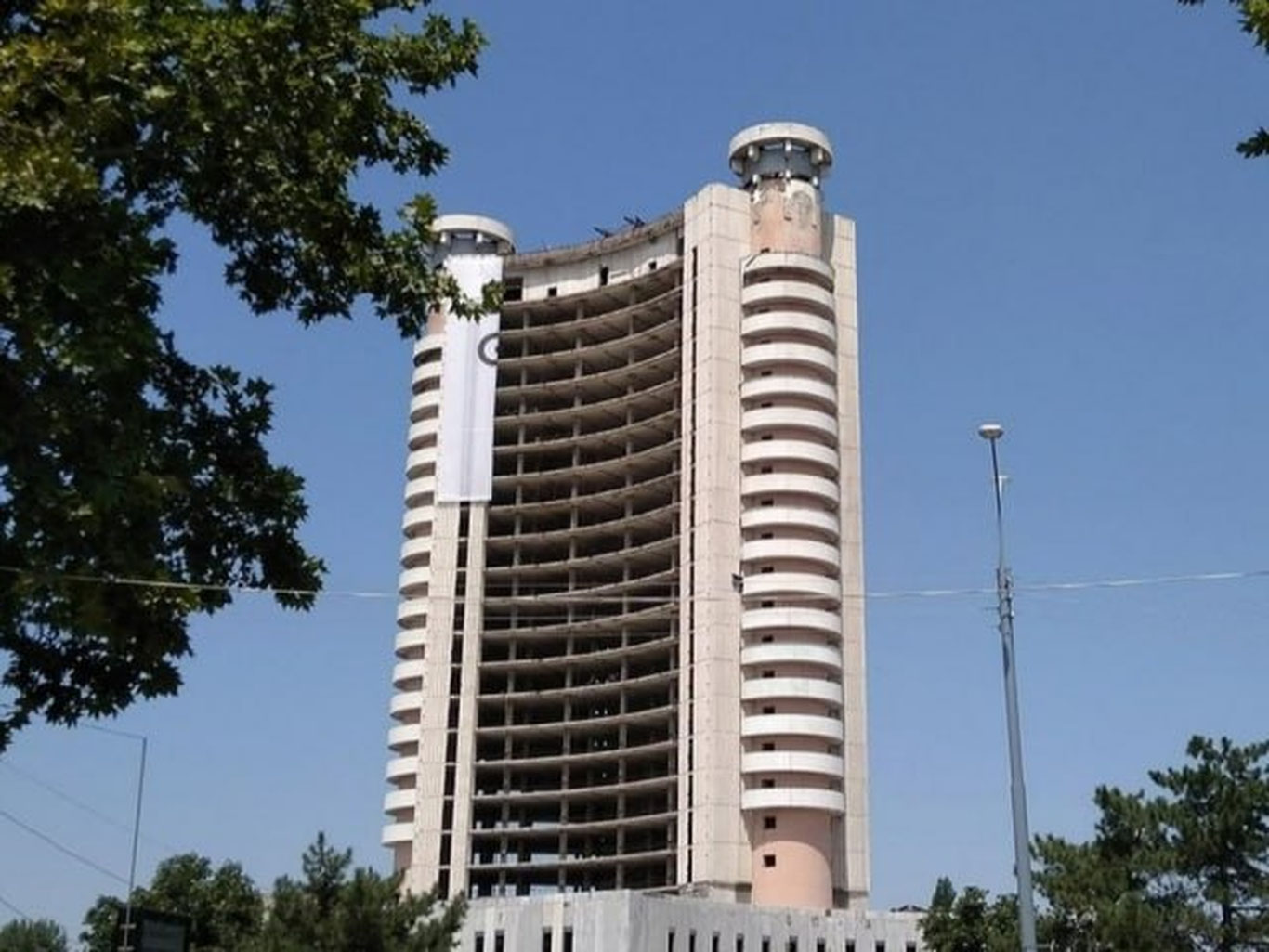 16 ёшли бола “Чорсу” меҳмонхонасидан йиқилиб вафот этди