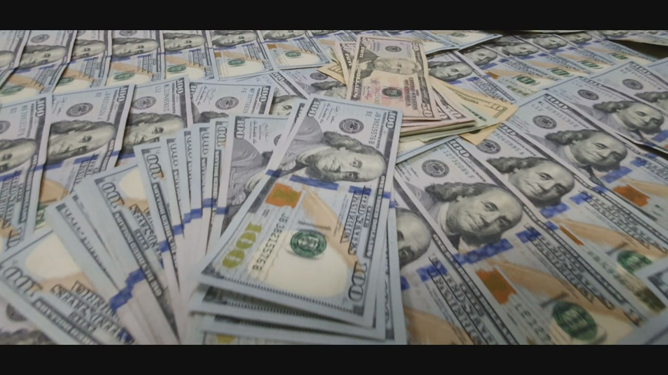 Тошкент аэропортида 27 минг доллар пул тўхтатиб қолинди