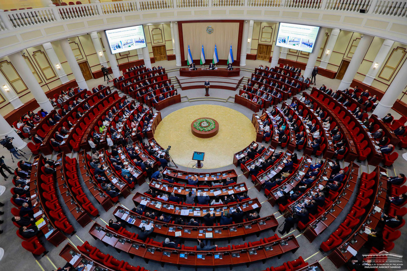 Ҳукумат қонундан ташқари 10 трлн сўм харажат қилга