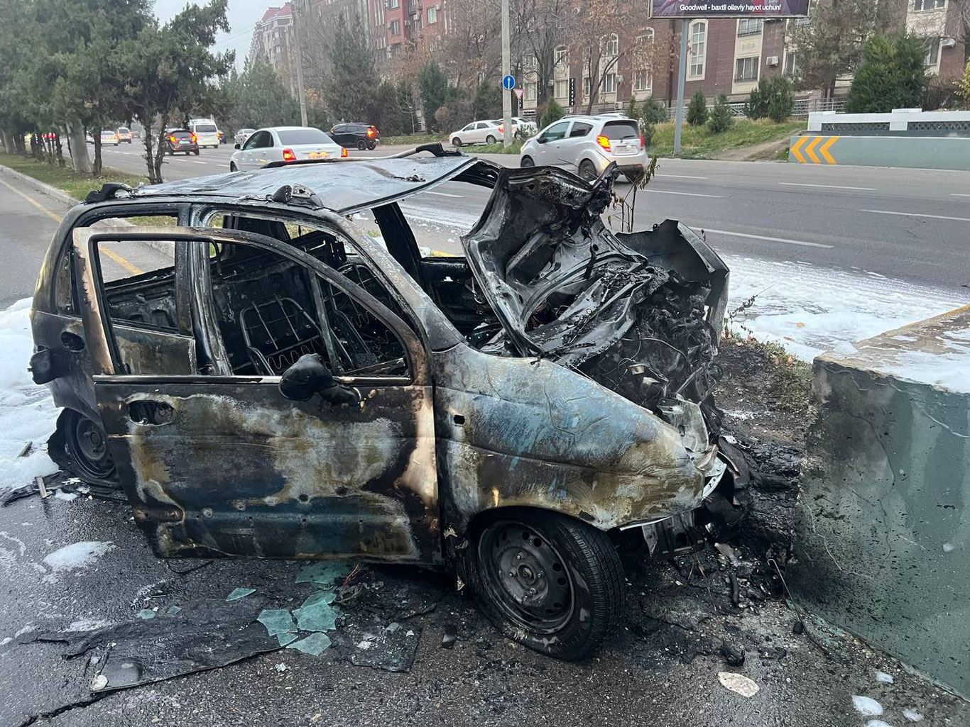 Beton bordyurga borib urilgan Matiz yonib ketdi