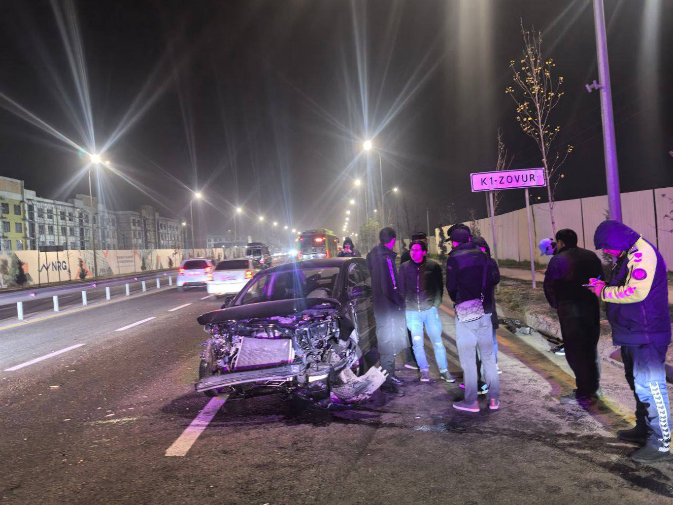 Тошкентда Cobalt темир устунга урилиб аварияга учради