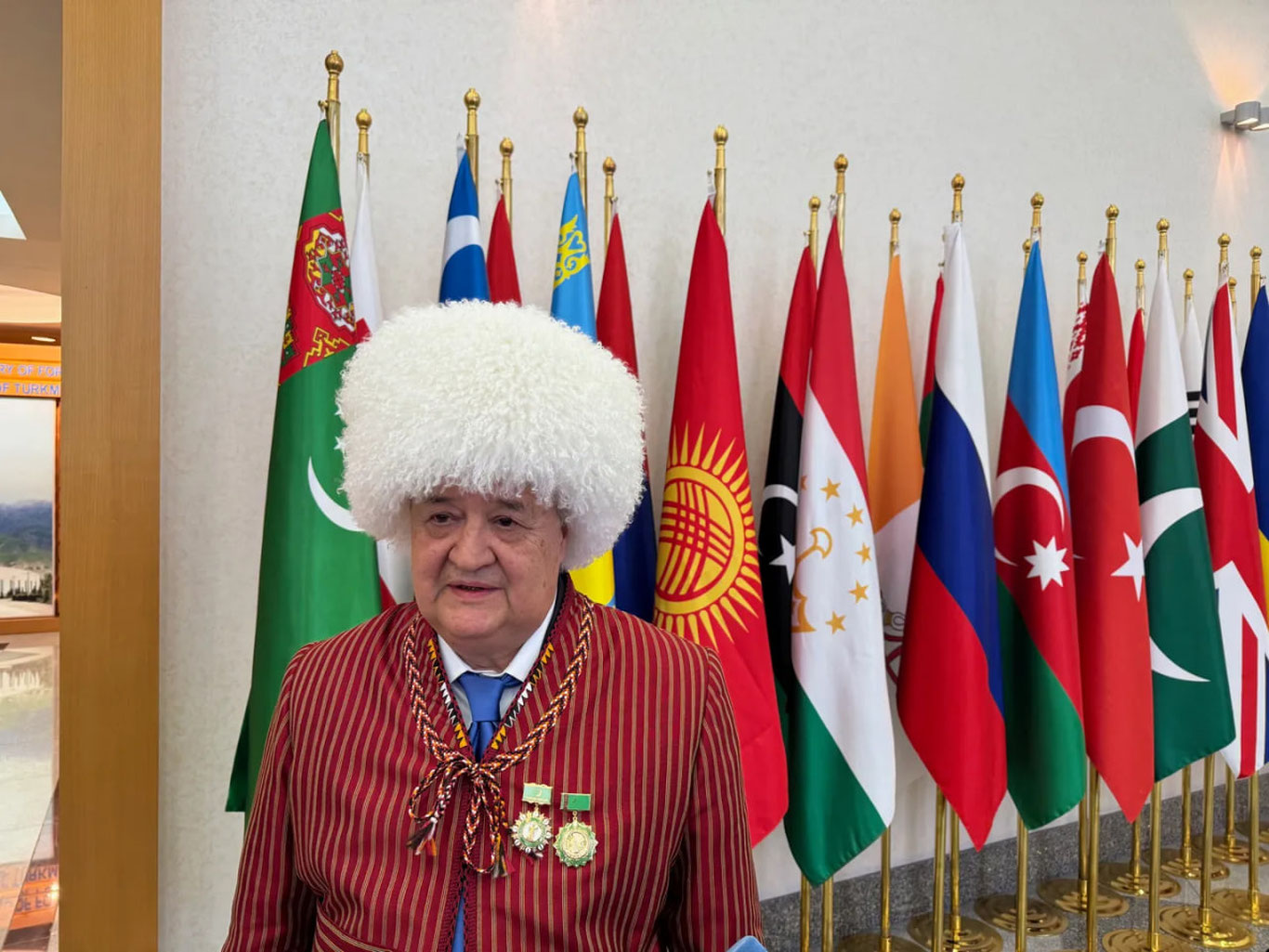 Абдулазиз Комилов "Ҳурматли эл ёшуллиси" унвони билан тақдирланди