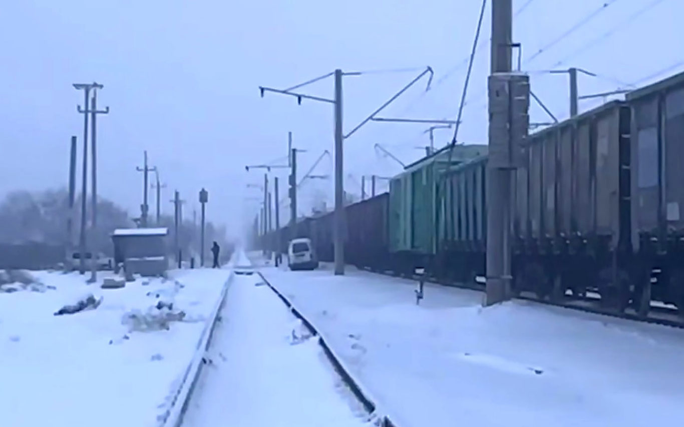 Toshkent viloyatida poyezd “Damas”ni urib yubordi