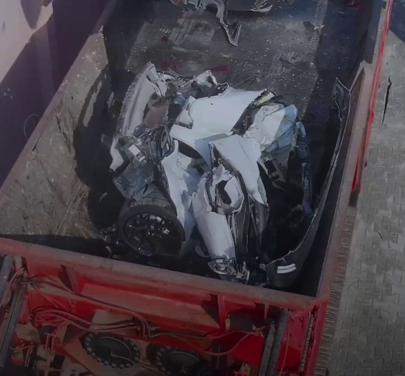 Qatarda “drift” qilgan qimmatbaho mashina yoʻq qilindi