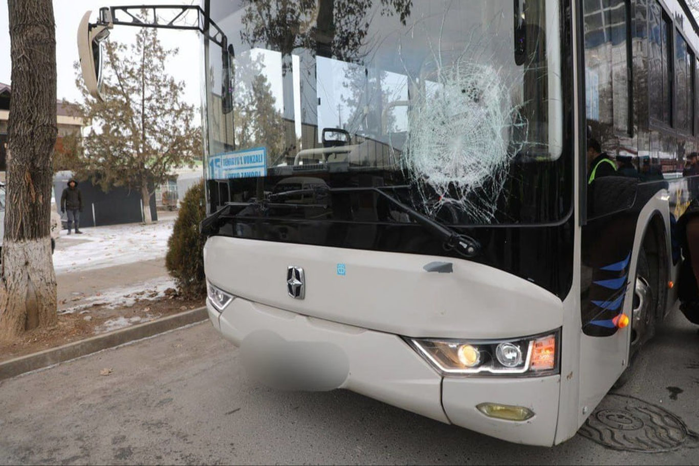 Самарқандда автобус пиёдани босиб кетди