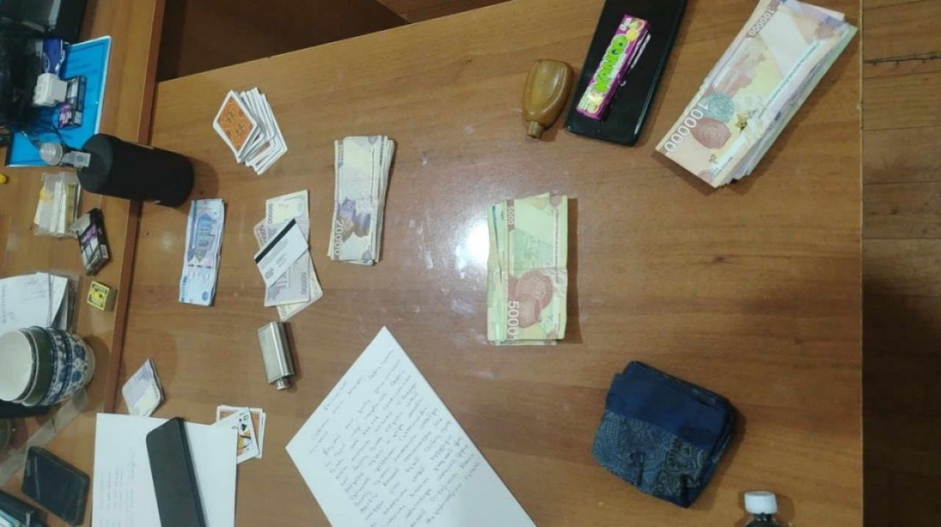 Мактаб директори хонасини қиморхонага айлантирди