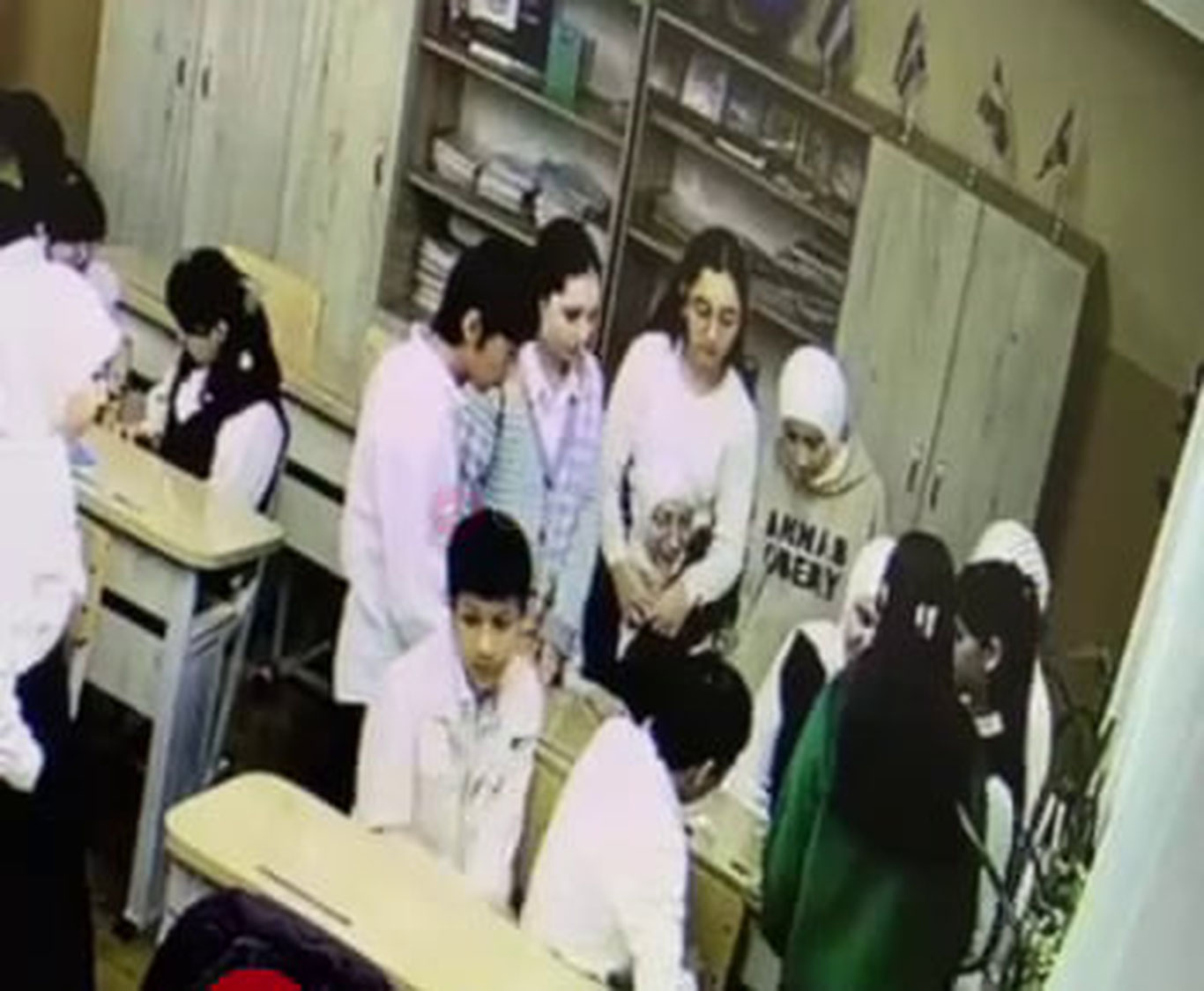 Toshkentdagi maktabda o‘quvchilar karta o‘ynadimi?