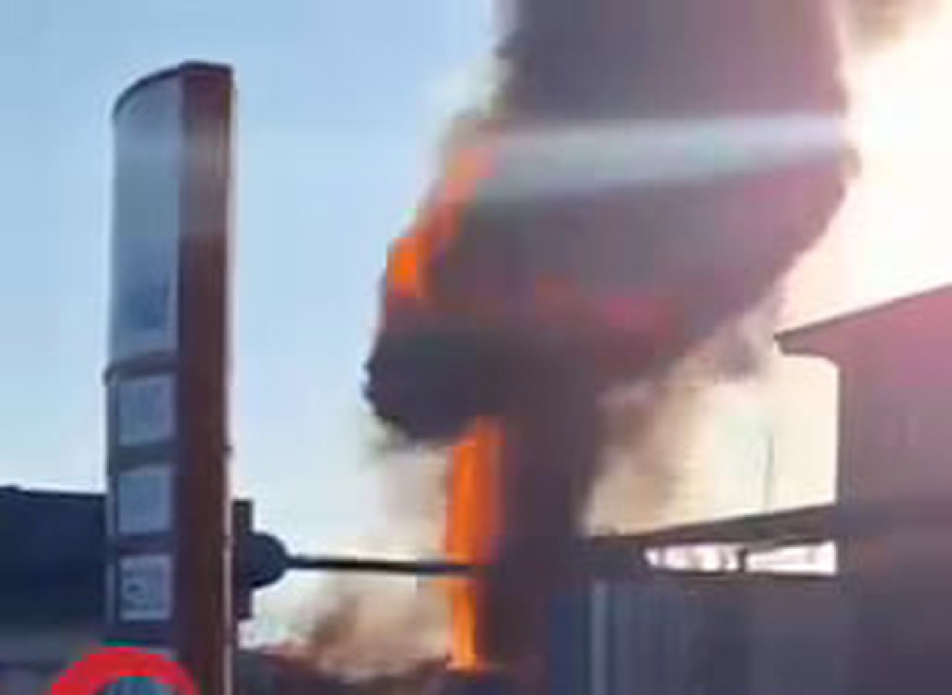 Шаҳрисабздаги заправкада машина ёниб кетди