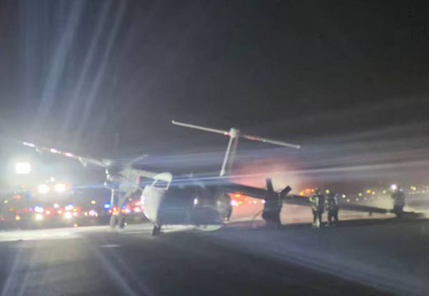 Канадада самолёт қўниш чоғида ёниб кетди