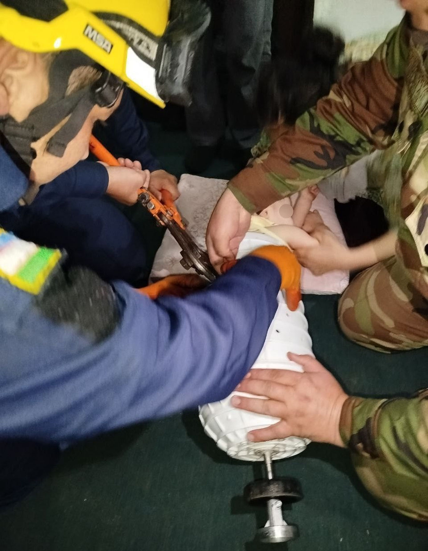 Kir mashinaga tiqilib qolgan bolakay qutqarildi