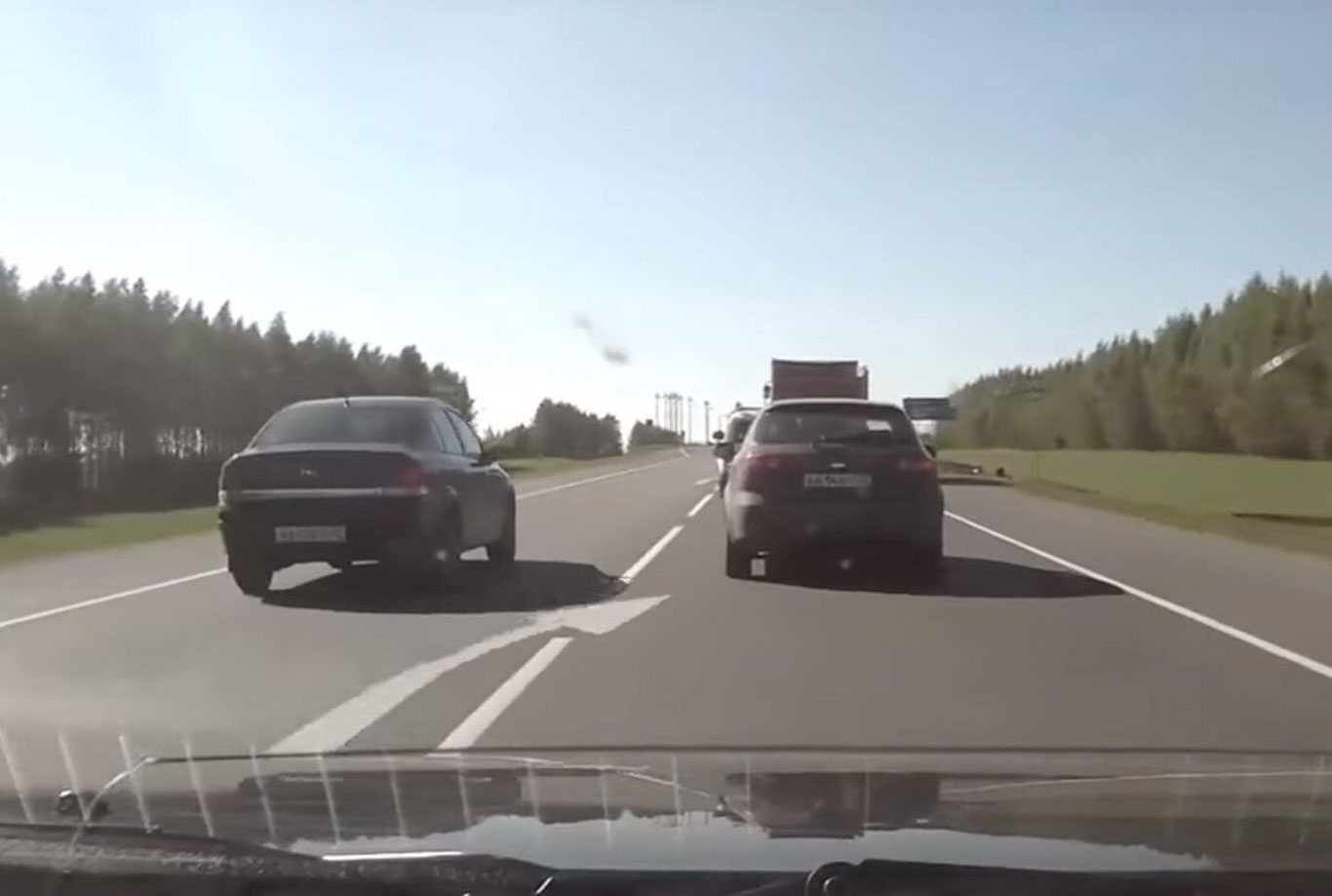 Машинада “манёвр” қилган фуқаро 50 млн тўлади