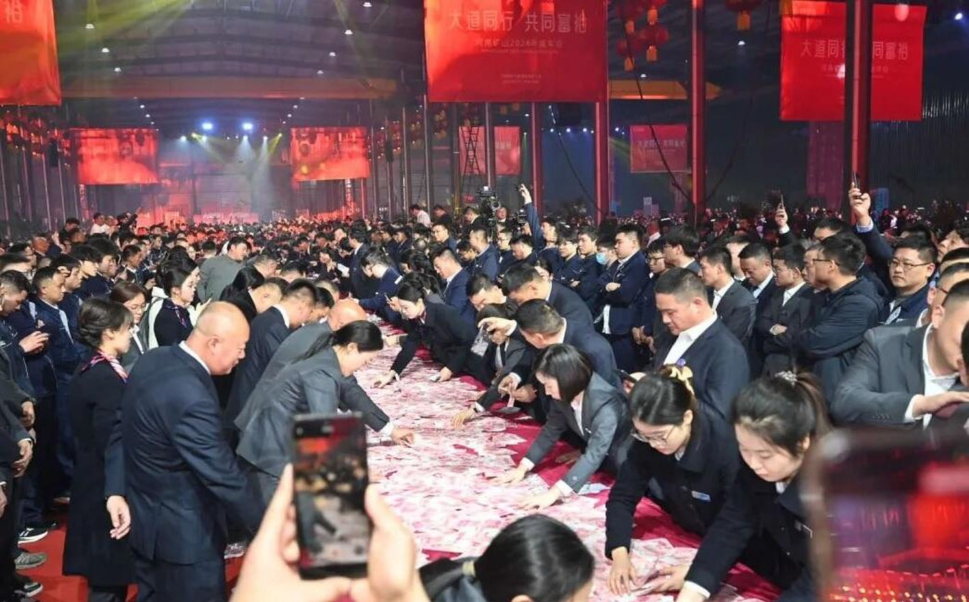 Хитой компанияси ходимларига 9 млн доллар надқ пул тарқатди