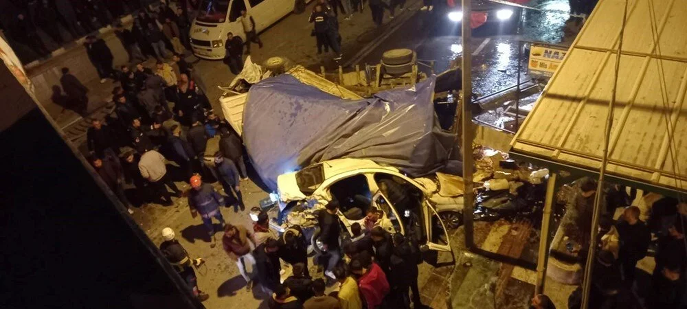 Туркияда юк машинаси кўприкдан қулаб тушди