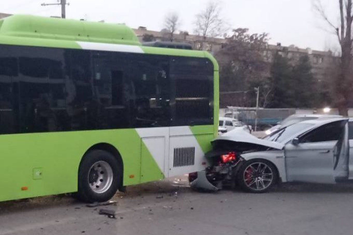 Toshkentda avtobus va “BYD” avariyaga uchradi