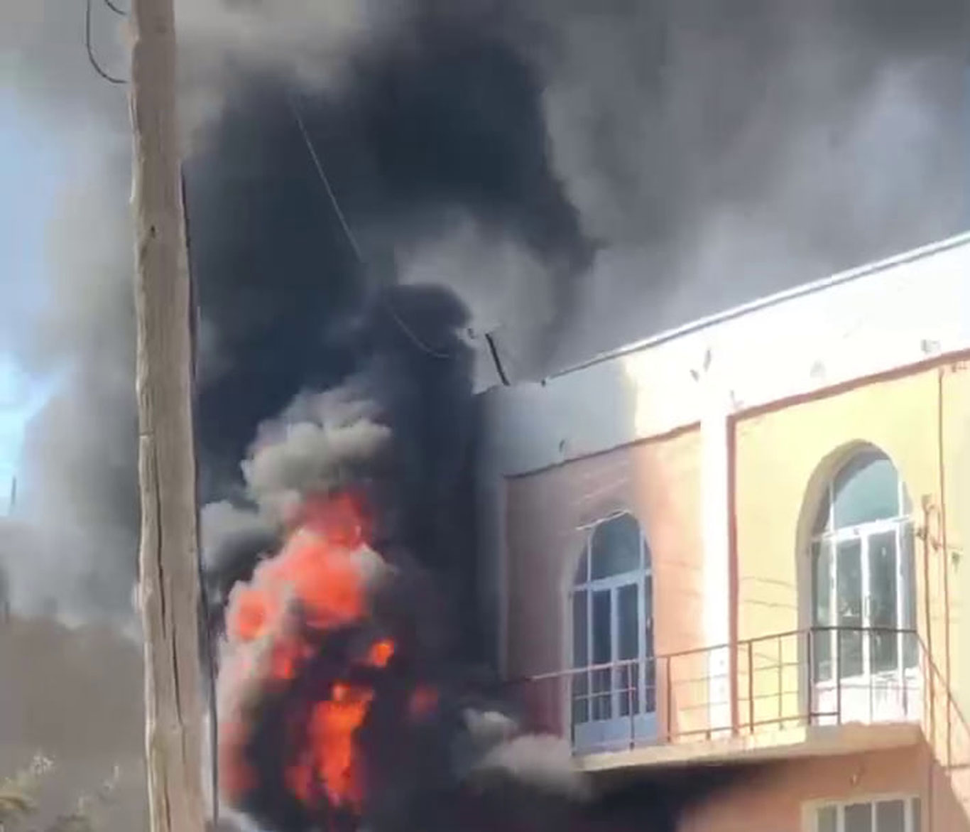 Бухорода савдо дўкони ёниб кетди