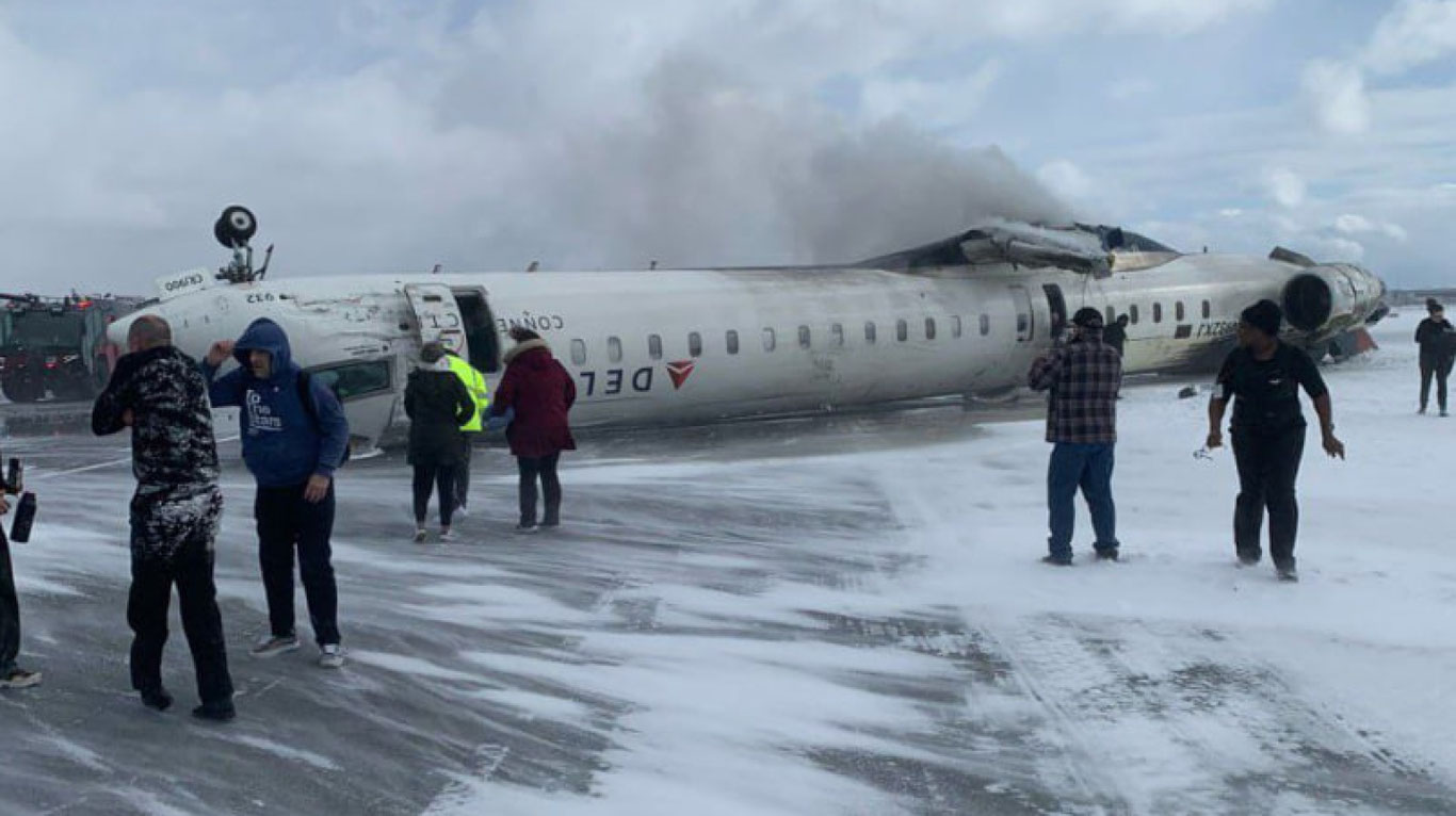 Канадада йўловчи самолёт ағдарилиб кетди