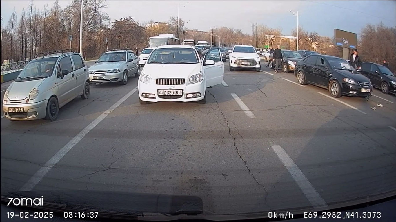 Тошкентда 4 та машина аварияга учради