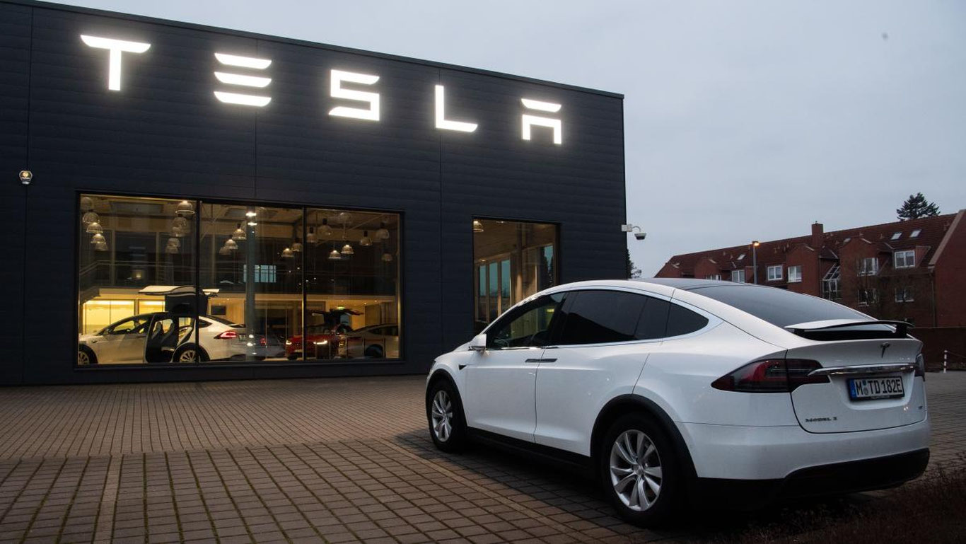 Tesla 376 мингдан ортиқ машинани қайтариб олади