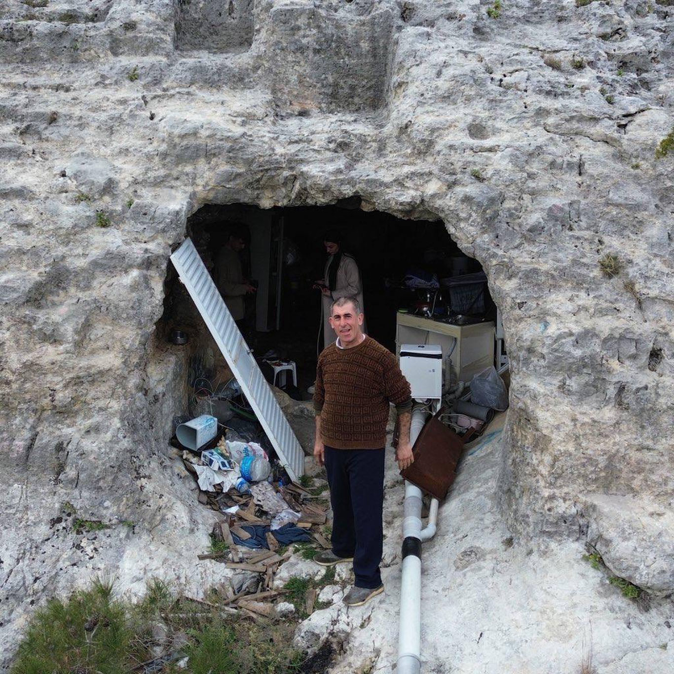 Туркиялик эркак икки йилдан бери ғорда яшамоқда