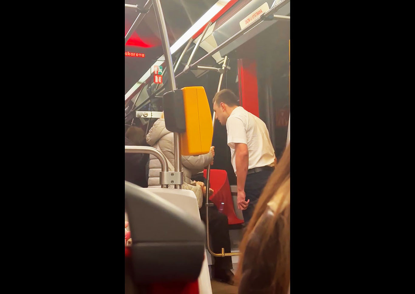 Чехияда украиналик эркак калтакланди