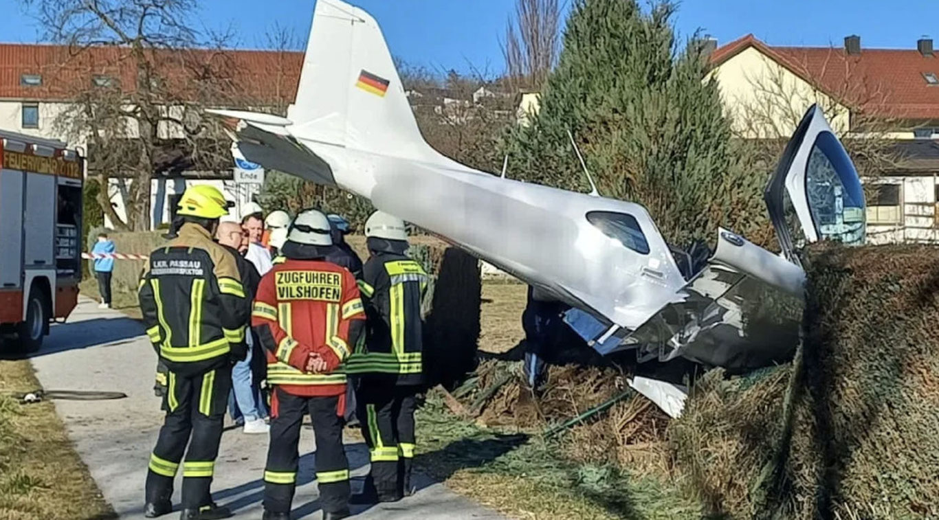 Германияда самолёт қариялар уйига фавқулодда қўнди