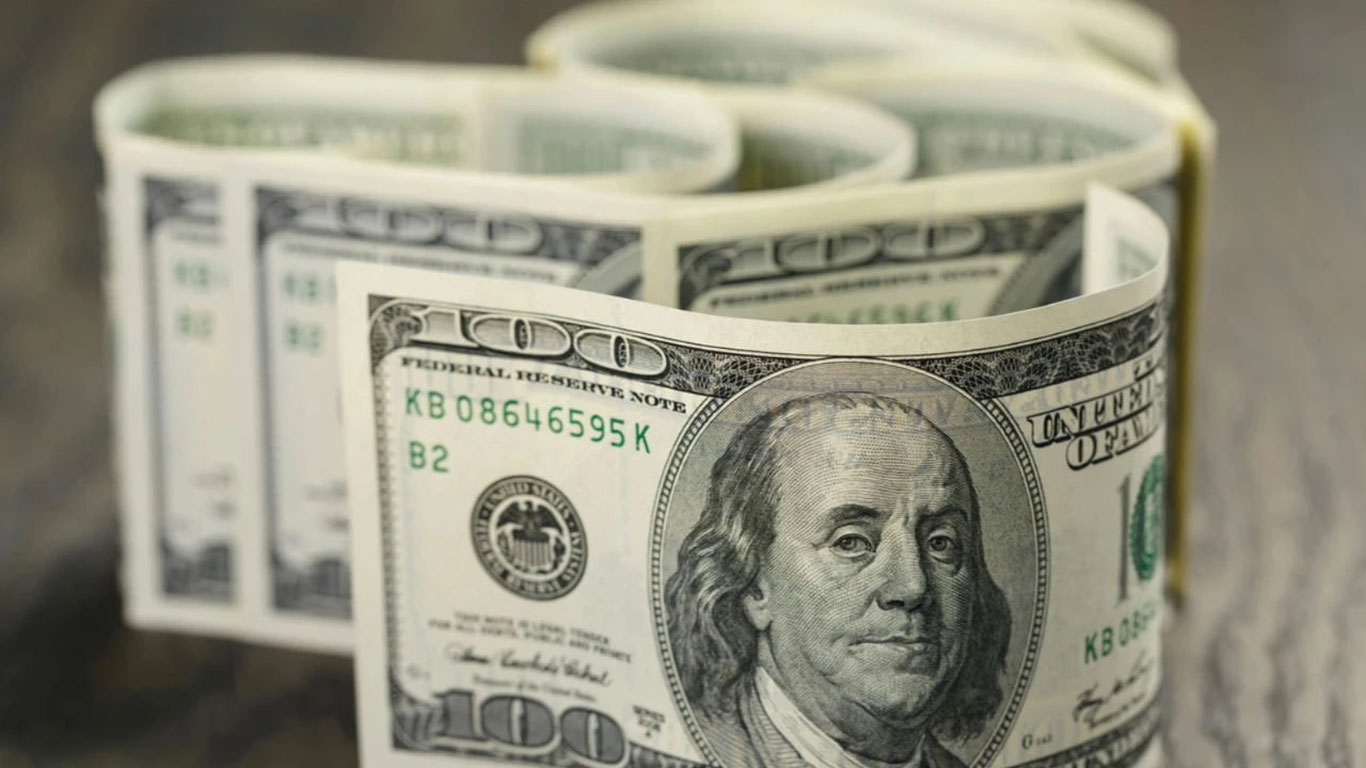 Долларнинг расмий курси бироз тушди