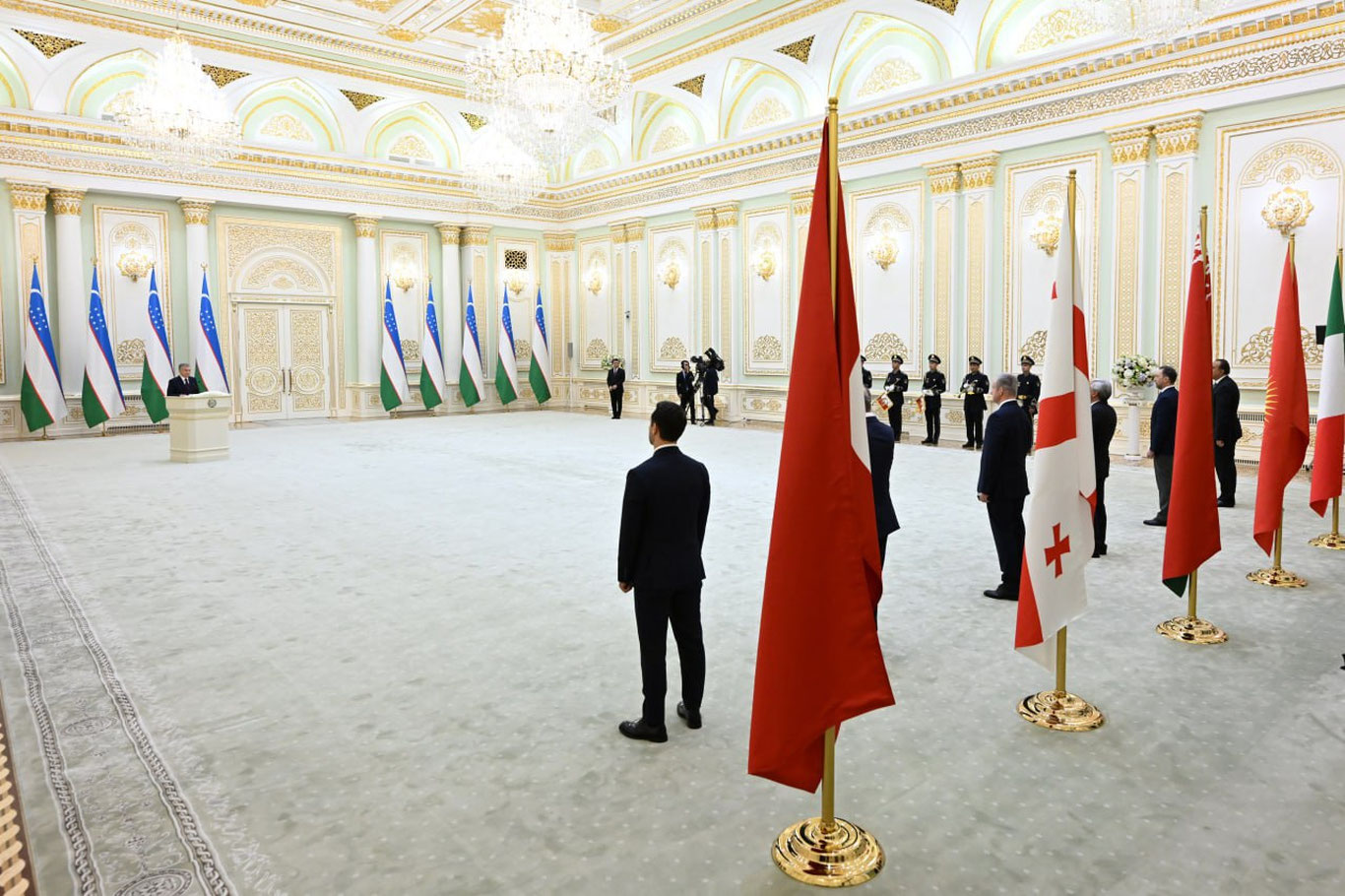 Президент Ўзбекистонга янги тайинланган элчиларни қабул қилди