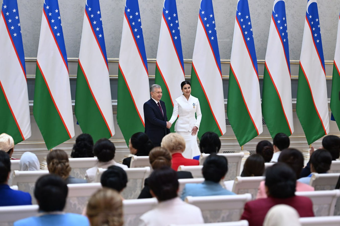 Президент хотин-қизларни байрам билан табриклади