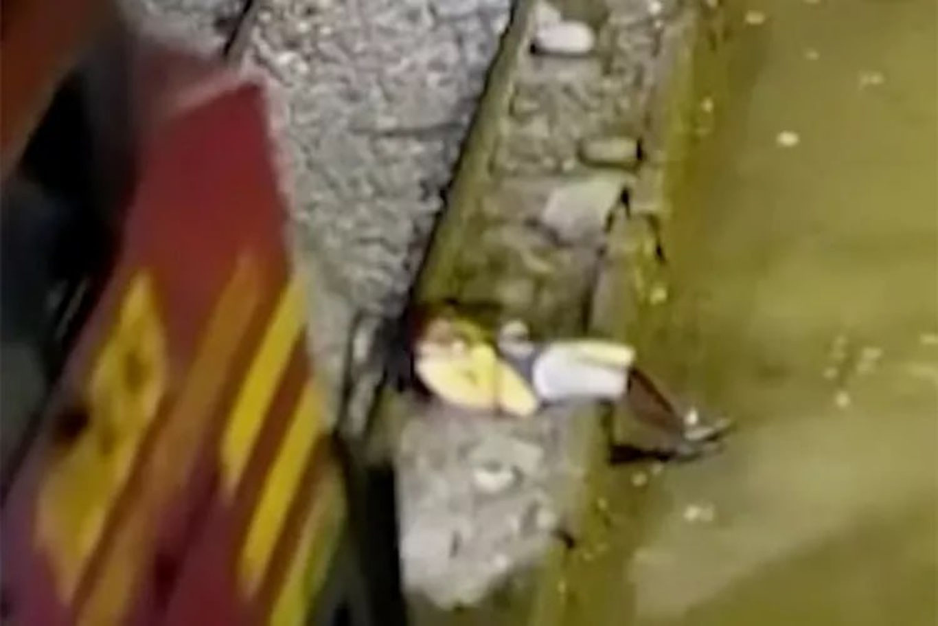 Перуда поезд уриб кетган эркак мўъжизавий тарзда тирик қолди