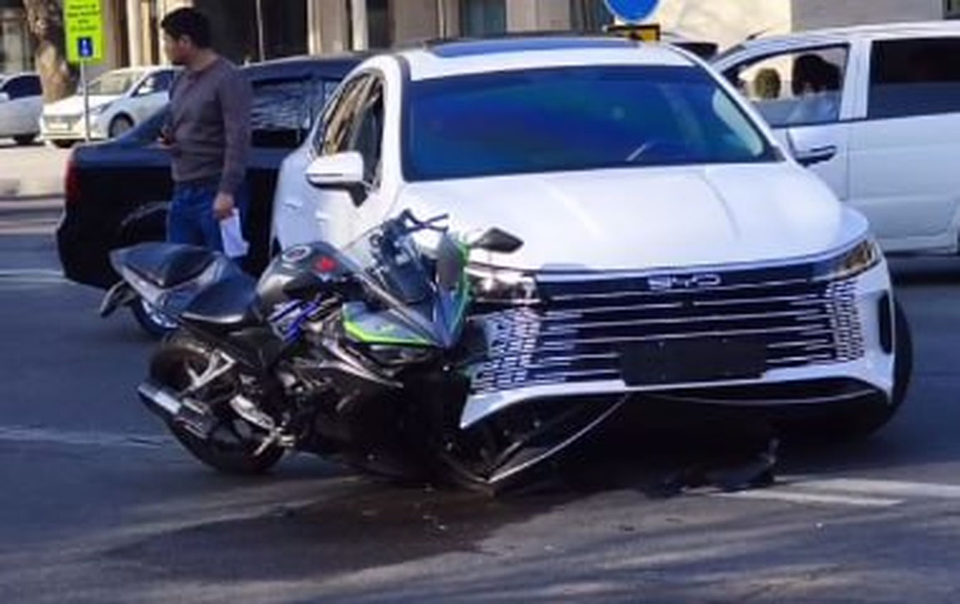 Toshkentda BYD va mototsikl to‘qnashdi