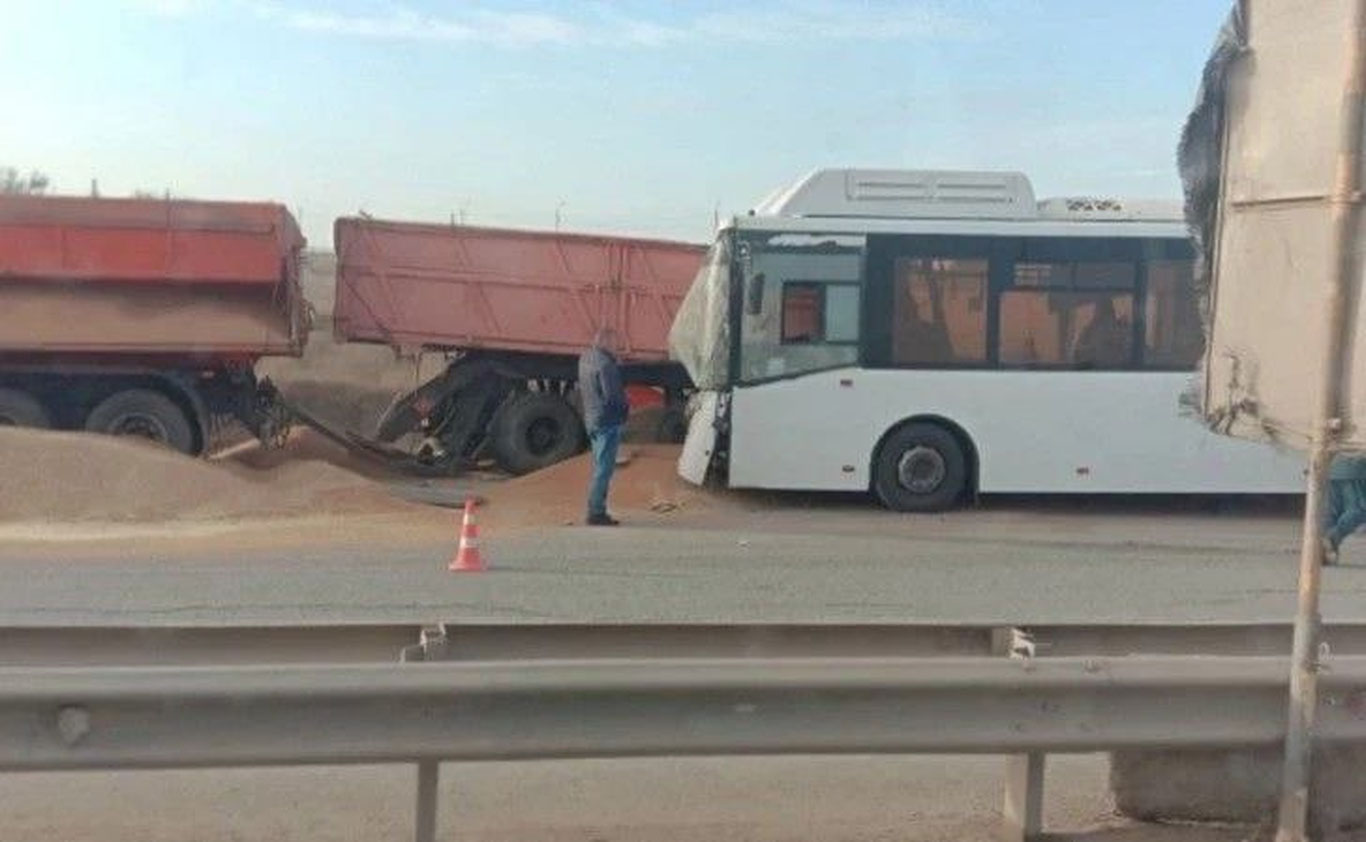 Qrimda avtobus va yuk mashinasi to‘qnashuvi sodir bo'ldi