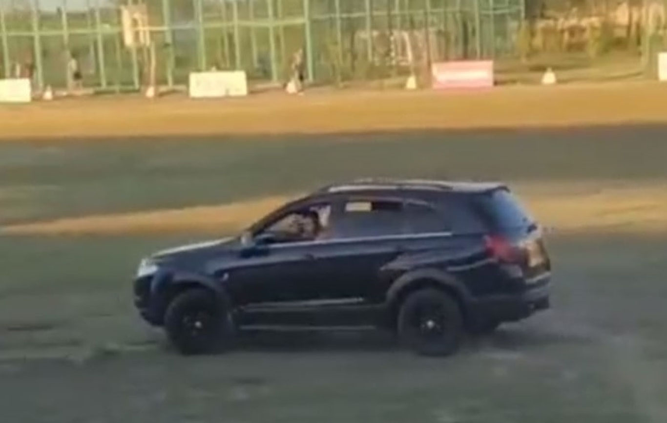 Сирдарёда стадионда ҳайдалган Captiva аукционда сотилди