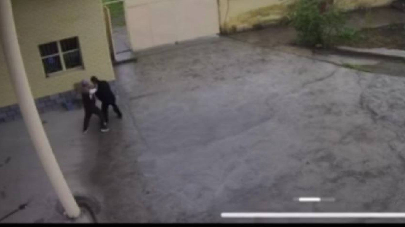 Жиззахдаги заправкада ҳайдовчи операторни калтаклади