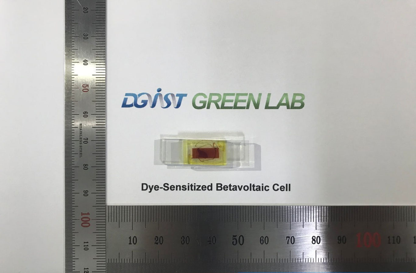 Олимлар абадий зарядга эга батарея яратди