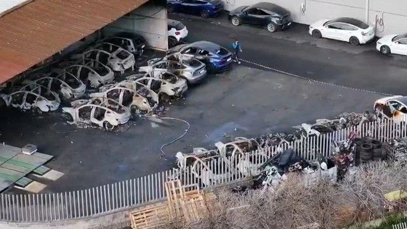 Италиядаги Tesla дилерлик марказида ёнғин содир бўлди