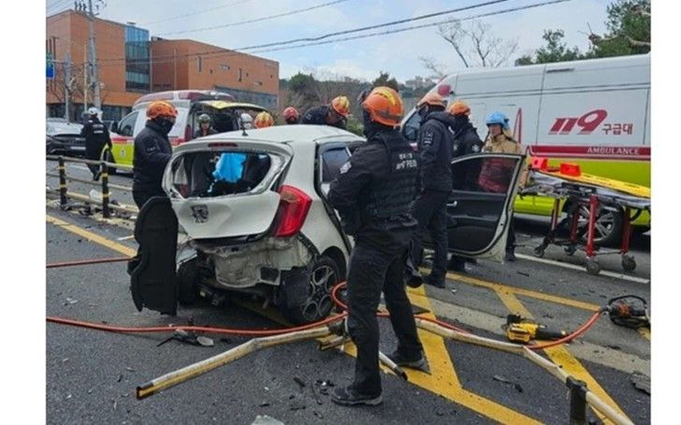 Японияда автомобиль пиёдалар йўлагига чиқиб кетди
