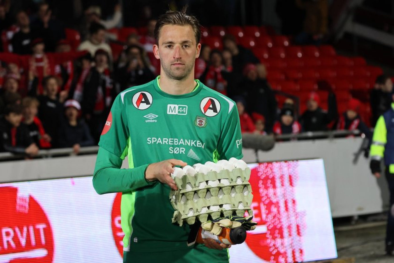 Норвегия чемпионатида энг яхши футболчига тухум берилди