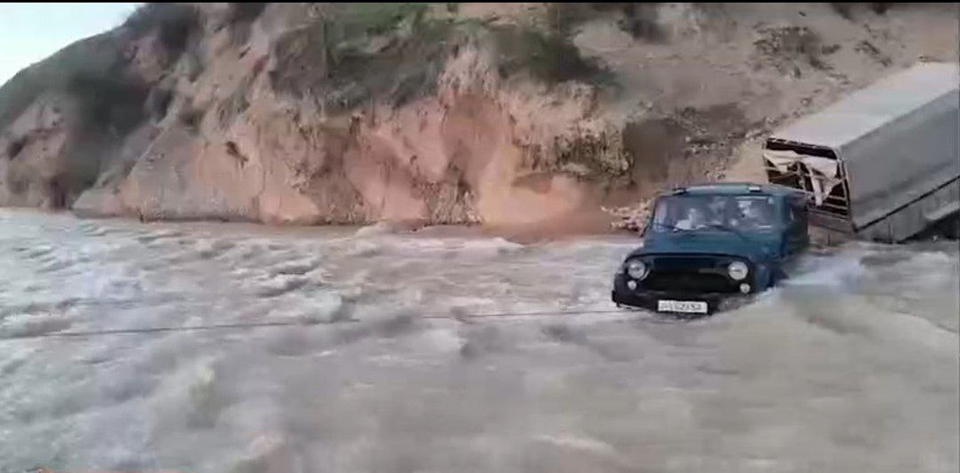 Бўстонлиқда машина сойга тушиб кетди