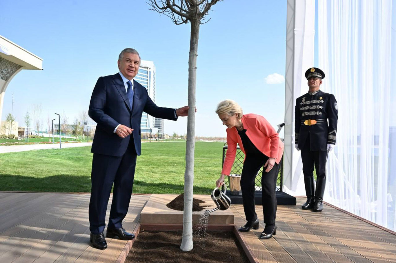 Шавкат Мирзиёев ва ЙИ етакчилари биргаликда дарахт экишди