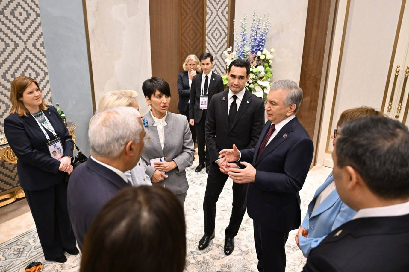 Марказий Осиё давлатлари ва ЙИ раҳбарлари Орол маданият саммитига оид кўргазма билан танишди