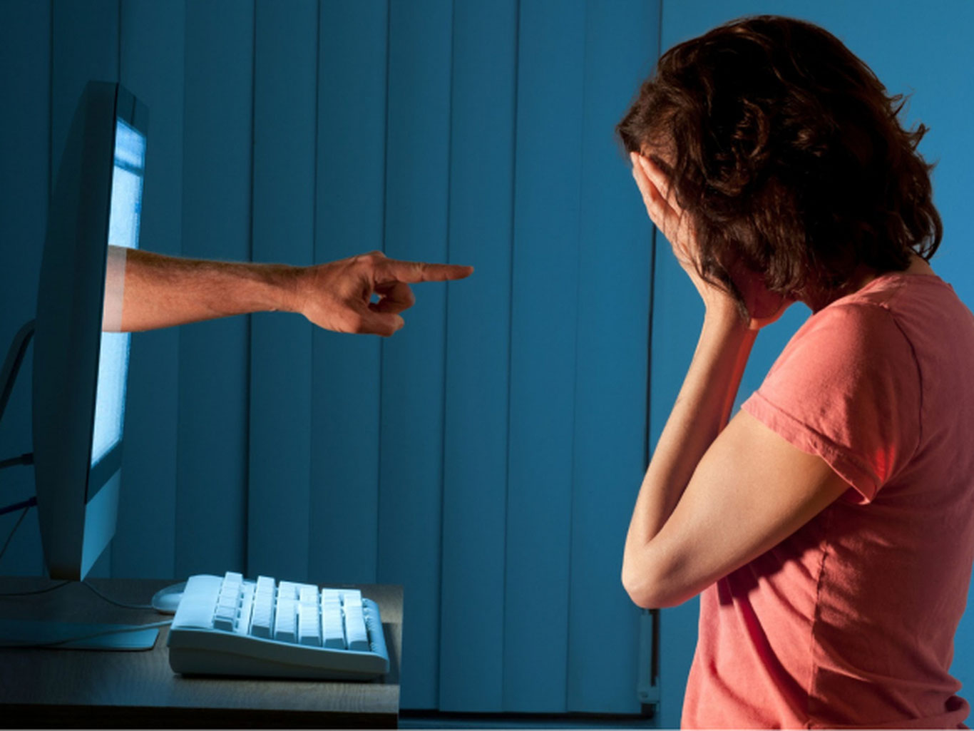 Эркак севгилисига отасининг ҳоки билан шантаж қилди