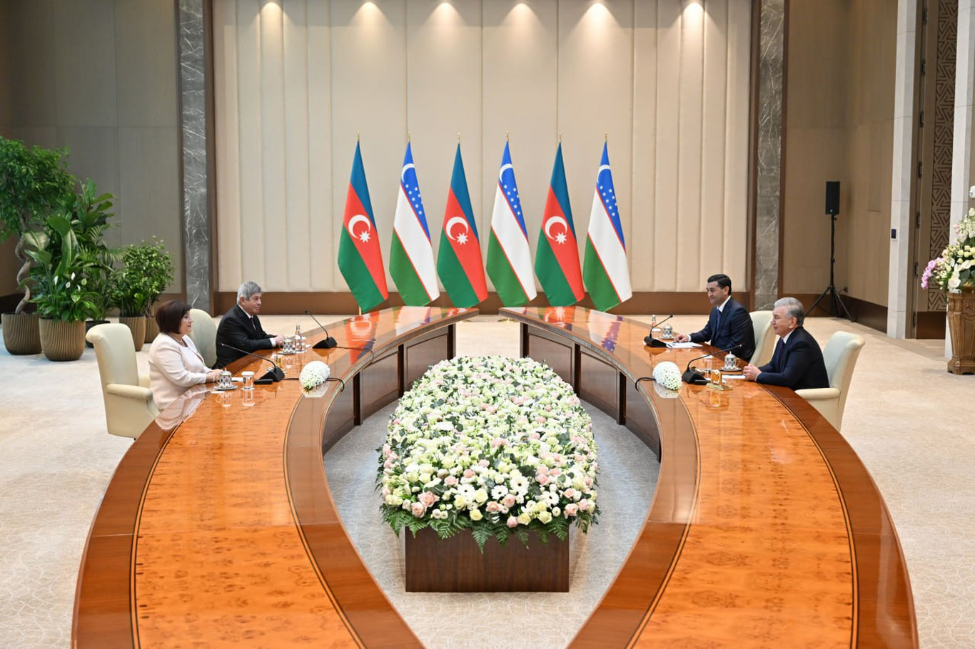 Шавкат Мирзиёев Озарбайжон Миллий Мажлиси раисини қабул қилди