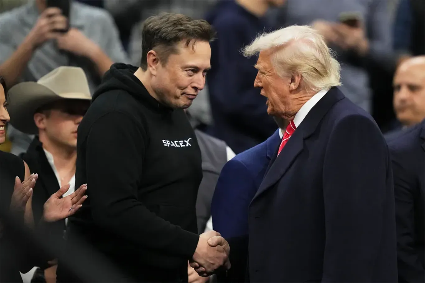 Маск Трампдан божларни камайтиришни шахсан сўради