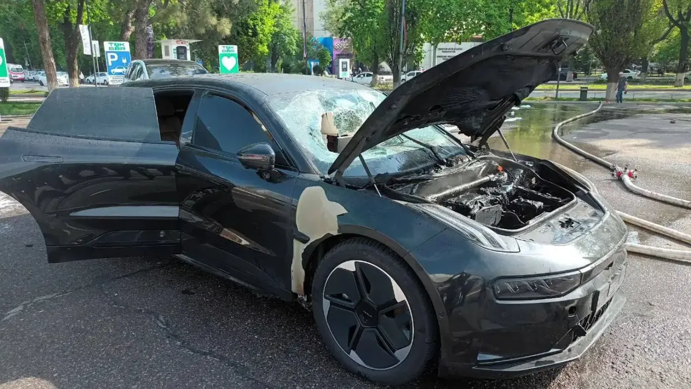 Тошкентда Zeekr электромобили заряд олаётган вақтда ёниб кетди