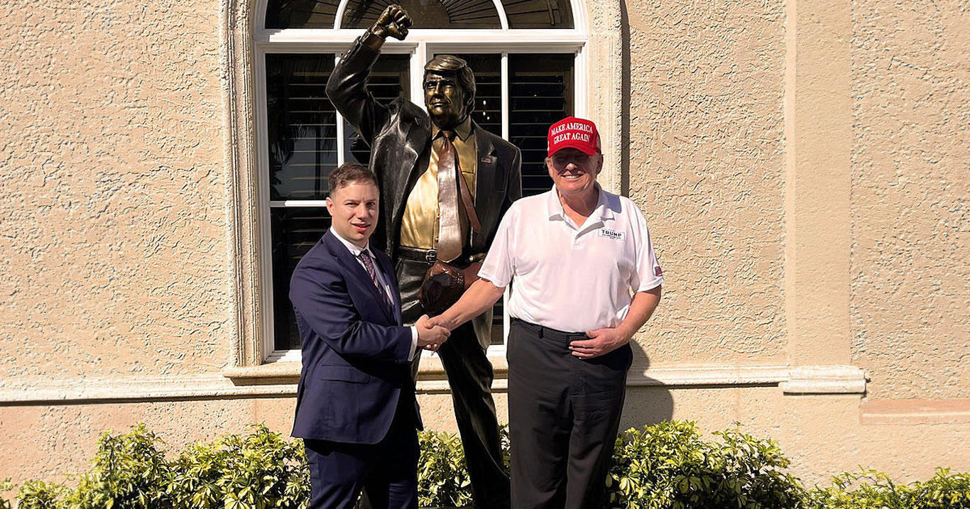 Трамп ўз гольф клубида ўзига ҳайкал қўйди