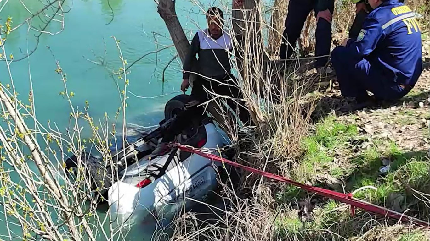 Наманганда 16 ёшли қиз бошқарган Spark каналга тушиб кетди