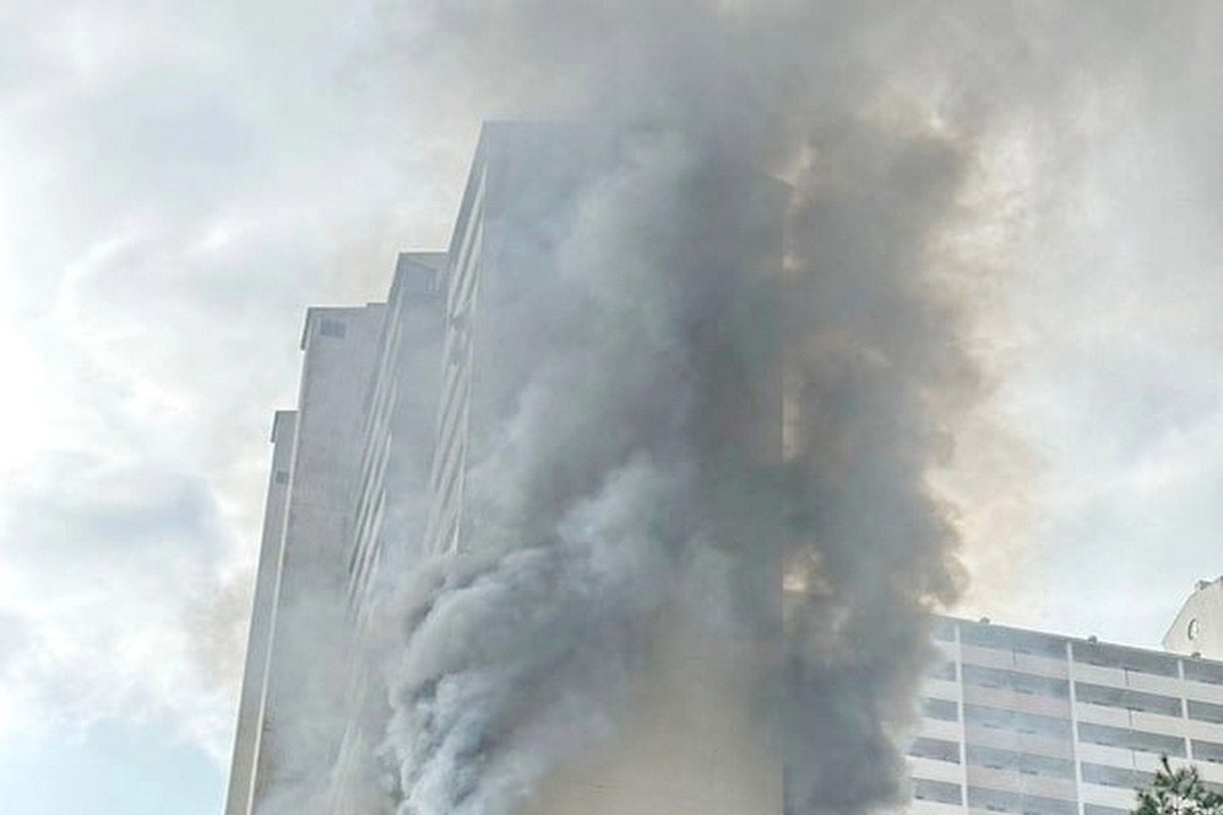 Сеулда номаълум шахс кўп қаватли уйга ўт қўйди