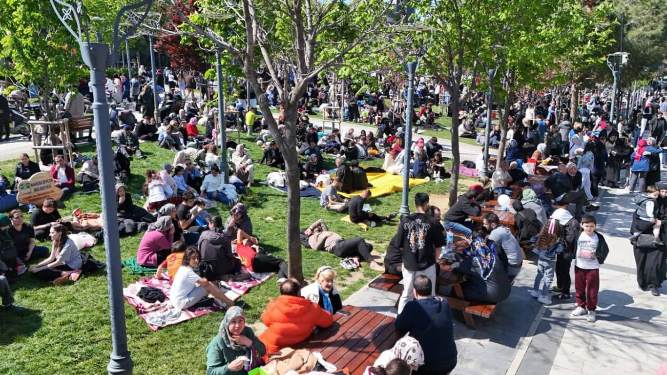 Туркиядаги зилзила вақтида 151 киши баландликдан сакради