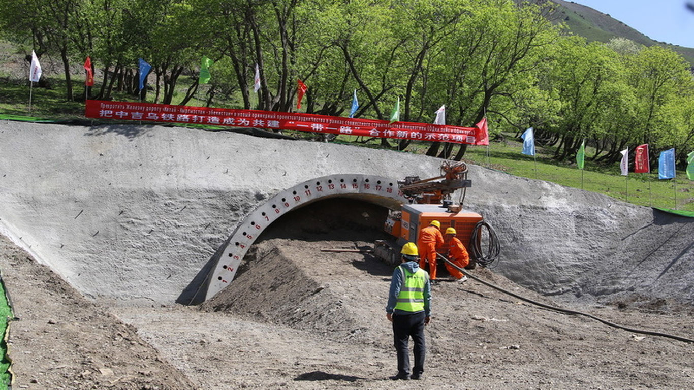 Qirg‘izistonda “Xitoy – Qirg‘iziston – O‘zbekiston” temir yo‘lidagi tunnel qurilishi boshlandi